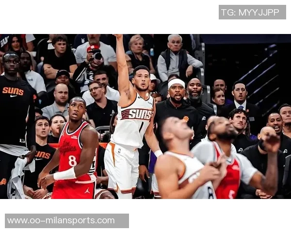 布克上半场表现平平难以支撑球队14投6中仅得17分三分球全失 布克上半场表现平平难以支撑球队14投6中仅得17分三分球全失